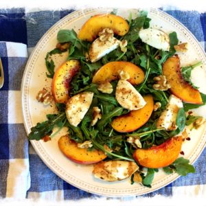 Peach, mozzarella and arugula salad for a delicious summer salad