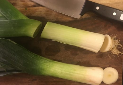 Cutting leek stalks